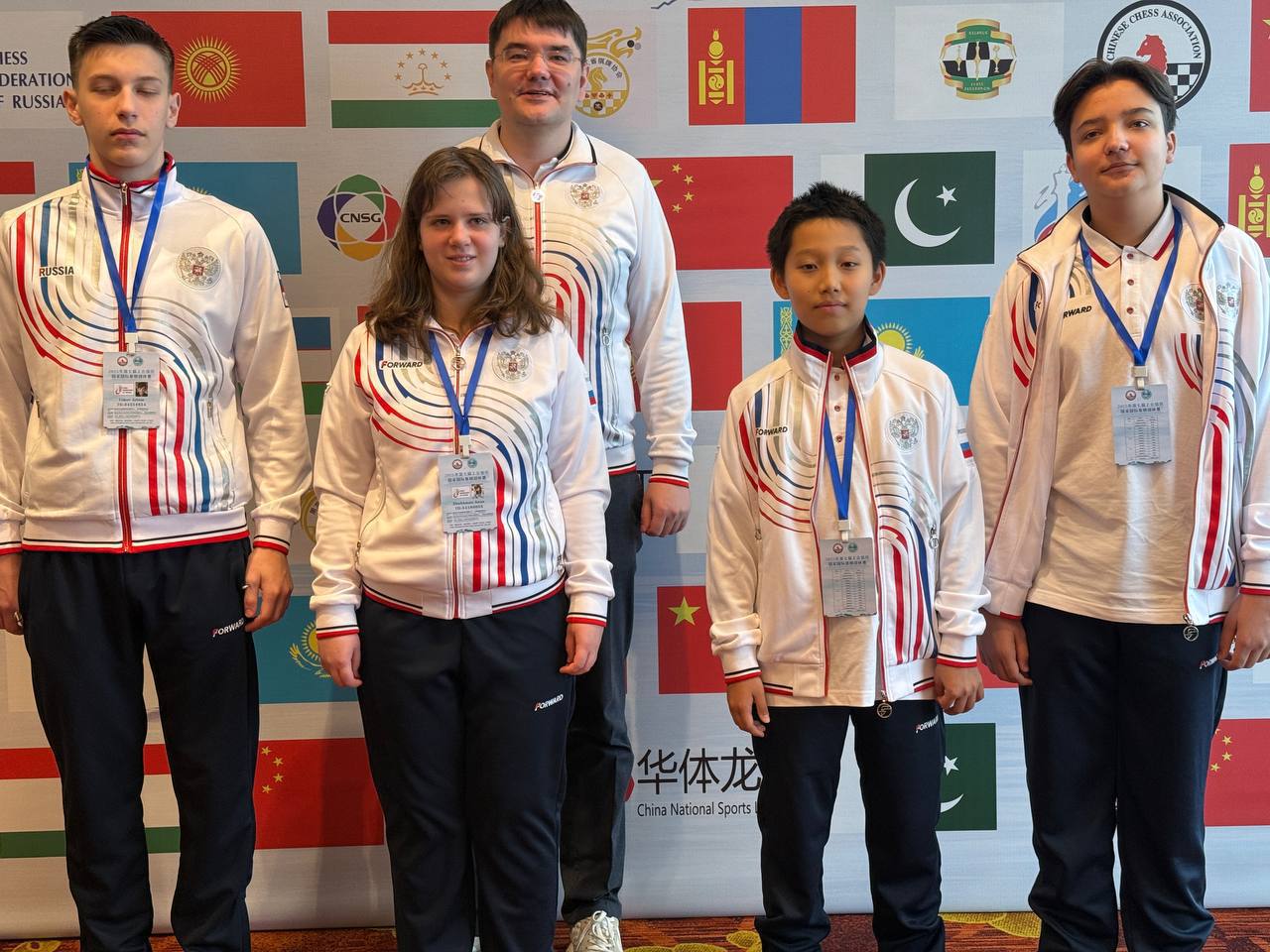 Сборная России выиграла турнир стран ШОС В Харбине подошел к концу седьмой командный турнир стран Шанхайской организации сотрудничества Россию представлял молодежный состав Савва Ветохин Артем Усков Роман Шогджиев и Анна Шухман Основная борьба развернулась между сборными России и Китая К последнему туру россияне обходили китайскую сборную на одно очко и для победы в турнире сборной России необходимо было не уступить в личной встрече Роман Шогджиев потерпел поражение однако благодаря победе Анны Шухман матч завершился вничью 2 2 В итоге набрав 18 командных очков сборная России на 1 очко опередила сборную Китая Главным забойщиком россиян стал Артем Усков который на второй доске набрал 8 5 очков из 10 и показал лучший результат среди всех участников турнира новости турнир