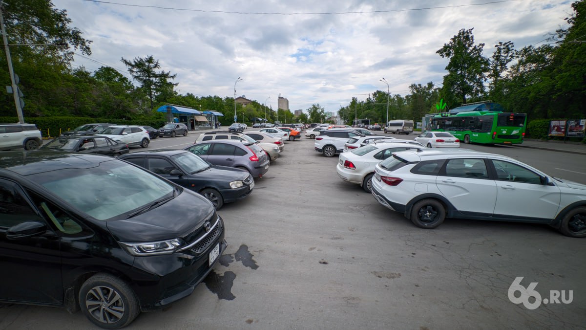 С площади перед УрФУ хотят убрать все нелегально припаркованные автомобили В мэрии считают, что оставлять машины в этом месте опасно: с начала года на Мира, 19 произошло 14 аварий. Ситуацию усугубляет то, что, припарковавшись, водители переходят дорогу в неположенном месте, рассказал директор департамента транспорта Игорь Ощепков. Чтобы снизить аварийность, чиновники решили обустроить здесь приподнятый островок, как это сделали на площади Первой Пятилетки. А также — установить искусственные неровности против дрифта. Фото: Ирина Семенова Новости из Екатеринбурга
