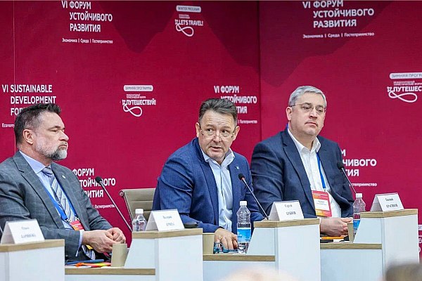 Аэропорт Елизово ждет согласования запуска международных рейсов после окончания работ со стороны Росгранстроя Исполнительный директор аэропорта Елизово Сергей Бубнов на VI Форуме устойчивого развития в Петропавловске Камчатском подвел предварительные итоги первого года работы нового терминала и поделился ближайшими планами развития Об этом сообщает AVIA RU со ссылкой на данные пресс службы авиагавани На сегодняшний день почти год спустя после запуска можно точно сказать что мы себя достойно зарекомендовали смогли реализовать очень амбициозный проект Это заслуга всей команды аэропорта и всех тех кто над реализацией объекта трудился и трудится по сей день отметил Бубнов Мы не только уникальный объект архитектуры и не просто аэропорт Мы растем и развиваемся как общественное пространство и делаем все чтобы нашим пассажирам было комфортно aviaru net n292710