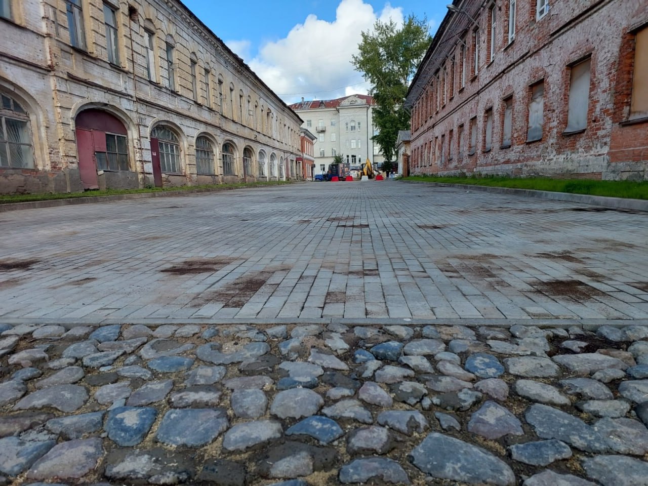 Сейчас Архангельск В Банковском переулке Архангельска привели в порядок дорожку 19 века Дорожники вынули старинный булыжник и уложили его обратно сделав историческую полосу шириной два метра у арки Камни очистили участок обрамлен бордюром Позже здесь появится табличка с информацией о прошлом переулка Сейчас Архангельск