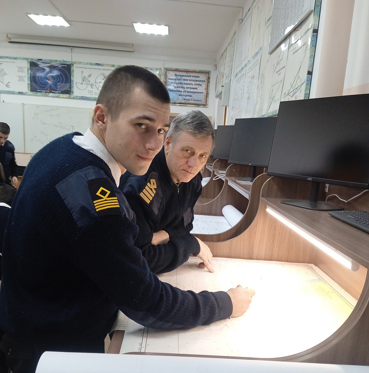 Делегация Омской области отправилась на финал Чемпионата Профессионалы Он пройдет в Санкт Петербурге с 29 ноября по 4 декабря Чемпионат самые масштабные соревнования по профессиональному мастерству в России он проходит по наиболее массовым и востребованным экономикой компетенциям В конкурсной программе чемпионата выступает единственный участник от Омской области курсант Омского института водного транспорта Егор Бедарев Его экспертом наставником стал Жердев Валерий Анатольевич В составе делегации нашего региона также представители института развития образования Омской области которые примут участие в деловой программе Чемпионата Соревновательная программа пройдет в центре Экспофорум и аэропорту Пулково по 27 компетенциям основной возрастной категории и по трем компетенциям категории Юниоры Соревнования будут проводиться по блокам компетенций Образование Сервис Производство и Инженерные технологии Деловая программа чемпионата стартует 30 ноября и будет организована по трем трекам Кадры и образование Воспитание человека труда и Технологии и инновации МЫ В МАХ