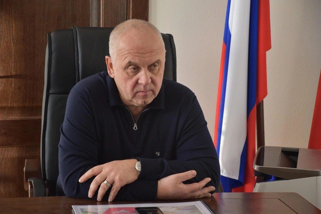 Экс замгубернатора Ростовской области Владимира Окунева заподозрили в коррупции Генпрокуратура подала икс в Гагаринский суд Москвы в отношении бывшего замгубернатора министра транспорта Ростовской области Владимира Окунева Как сообщает Коммерсантъ его подозревают в коррупции и ведении теневого бизнеса Как считают правоохранители в 2016 году глава Ростовавтодора Окунев вместе с главным бухгалтером Шаповаловой создали ООО Транснеруд Юг и ООО Строитель оформив их на родственников Затем они начали сдавать компаниям в аренду свои автомобили и полуприцепы Также воспользовавшись связями помогали им выигрывать в тендерах После ухода с госслужбы экс чиновники продали бизнес и приобрели 64 объекта движимого и недвижимого имущества среди которого квартиры в престижных столичных ЖК и различные автомобили от Mercedes до Mini Сooper Общая стоимость имущества составила 369 млн рублей ростов новостиростова ростовнадону Подпишись на donnewsru