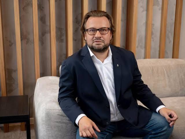 Нас похоронили а мы собрались предсовдира Динамо Гафин работавший в клубе с 2019 года принял решение оставить свой пост 47 летний менеджер занимал 8 место в списке самых влиятельных футбольных людей России по версии СЭ Казаков полагает что это не последняя громкая отставка среди высшего московского футбольного звена Вот самые яркие высказывания Дмитрия за время работы в Динамо Любая наша неудача это совокупность всех действий начиная от руководства и заканчивая тренерами и футболистами на поле о результатах Динамо Слова Радимова хамство Наверное кто то из апостолов или святых мог бы себе такое позволить но не Радимов о словах Радимова про Бителло Работали на юбилей о судьях на матче Динамо с Зенитом Нас похоронили а мы собрались о победе над Зенитом Я не склонен к мистике но есть что то о чем мы не знаем о проклятии Динамо Динамо проиграло но весь рос футбол выиграл о поражении Динамо в чемпионском матче с Краснодаром Не считаю что должен как то относиться к высказываниям домохозяйки из Уфы о критике от Заремы Салиховой Гафин 6 лет рулил спортблоком Динамо При нем бело голубые дважды брали бронзу в сезонах 2021 22 и 2023 24 и играли в финале Fonbet Кубка Руси в 2022 м Он продавал Захаряна в Реал Сосьедад и Шиманьски в Фенербахче А теперь заложенный им фундамент должен помочь Карпину привести Динамо к первому в XXI веке трофею Немедля подписывайся на Карпа в Max