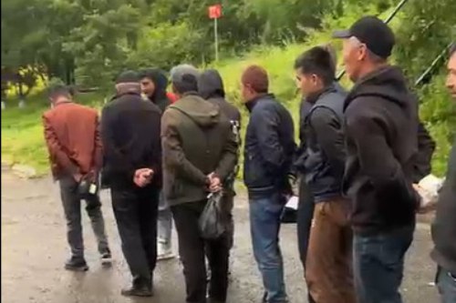 Новосибирские силовики задержали участников этнической группировки организовавших незаконную легализацию своих соотечественников в России Фигурантов ловили новосибирские силовики совместно со своими коллегами из Камчатского края и Сахалинской области Злоумышленники пытались скрыться от уголовного преследования путем выезда на родину в одну из Республик Центральной Азии По версии следствия преступники помогали приезжим оформлять фиктивные документы об оплате патентов После мигранты использовали эти документы для работы на стройках в Камчатском крае В отношении троих участников преступной группы возбуждено уголовное дело по п а ч 2 ст 322 1 УК организация незаконной миграции совершенная группой лиц по предварительному сговору Незаконно легализованные ими мигранты также задержаны помещены в центр временного содержания иностранных граждан В их отношении возбуждены уголовные дела по ч 5 ст 327 УК использование заведомо подложного документа сообщили в УФСБ НСО