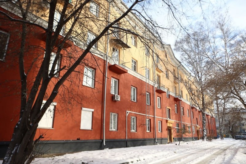 В наступившем году в Новосибирске пройдет капитальный ремонт фасадов 114 жилых домов Об этом рассказал глава города Максим Кудрявцев Мы понимаем насколько это сложная организационная работа Вижу изменения в позитивную сторону но работы еще много Прошу организовать взаимодействие со всеми собственниками по приведению фасадов в нормативное художественное эстетически привлекательное состояние отметил Максим Кудрявцев Он добавил что колористические рекомендации для разработки проектно сметной документации по этой работе уже подготовлены и направлены в профильные структуры federalpress   Мы в MAX