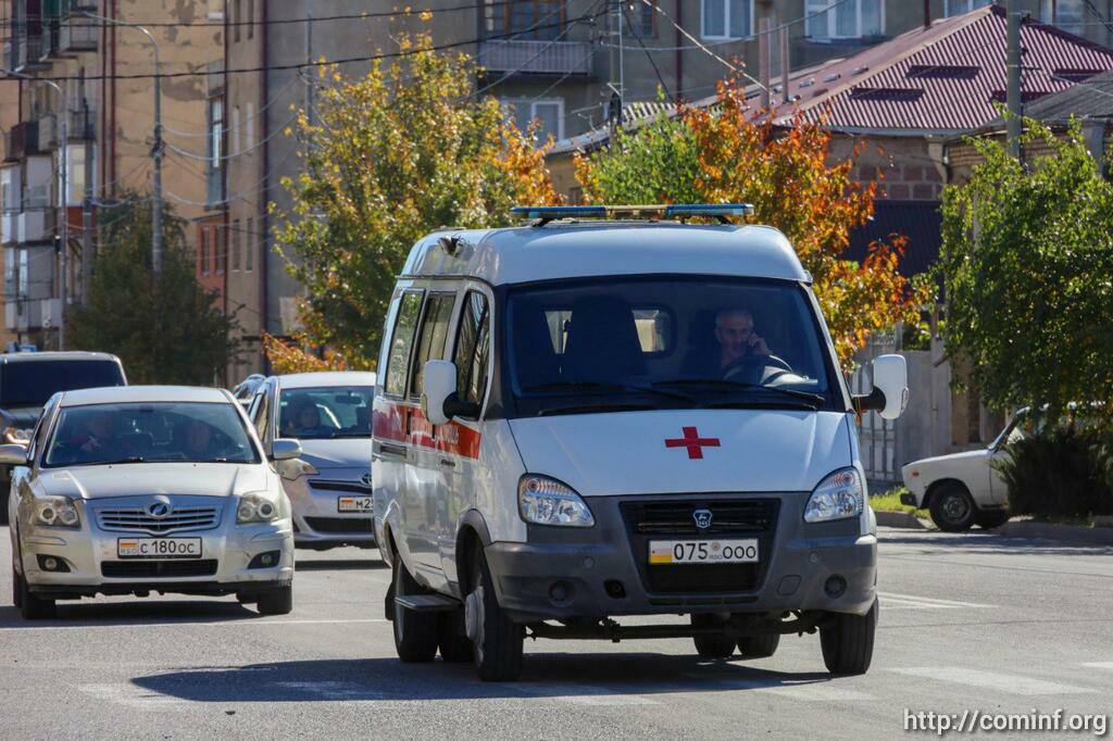 В новогоднюю ночь медики Цхинвальской станции Скорой помощи выезжали на 50 вызовов  Об этом сообщил агентству «Рес» главврач станции Эмзар Кулумбегов.   «В основном обращения были связаны с повышенным артериальным давлением, температурой, отравлением. С 1 по 2 января было больше обращений – 52 вызова», - уточнил Кулумбегов.  По словам главврача, новогодние праздники на работу экстренных служб не влияют, станция Скорой помощи все праздники работает в штатном режиме.