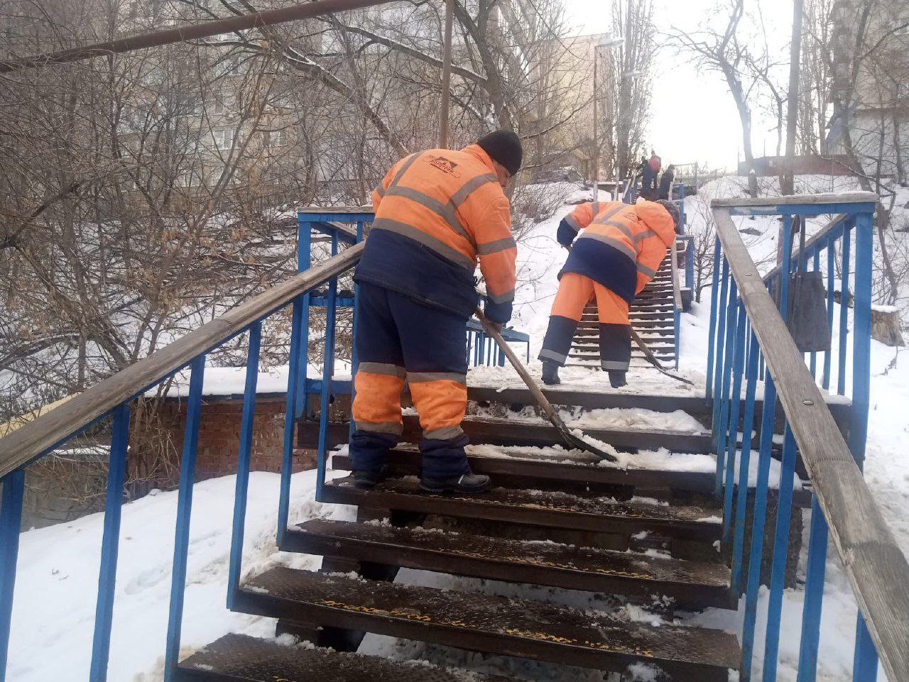 Продолжается уборка города от снега и наледи    В течение дня механизированное подметание тротуаров и проезжей части дорог, расчистка лестничных маршей, подходов к остановочным павильонам и учреждениям социальной сферы, а также обработка территорий противогололедными материалами выполнялись по улицам: Аткарская, Чапаева, Радищева, Новоузенская, Тархова, Шехурдина, Шелковичная, Рахова, Орджоникидзе, Миллеровская, Пензенская, пр-т Энтузиастов, Крымская, Чернышевского и др. А также в населенных пунктах Гагаринского района.  Подробнее о мероприятиях в районах города по ссылкам: Ленинский; Заводской; Волжский; Октябрьский; Кировский; Фрунзенский; Гагаринский.  Работы будут продолжены.