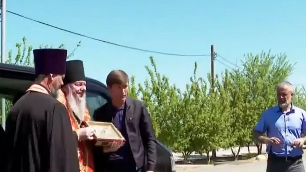 Из Киева в Крым привезли мощи великомученика Георгия Победоносца Из Киева в Первомайский район Крыма привезли мощи великомученика Георгия Победоносца. Об этом сообщает «Крым 24». Изначально мощи находились в Десятинном храме, расположенном в Киеве. Около года назад это здание снесли. Местные власти судьба мощей не волновала. Поэтому святыню привезли в село Новая Деревня. Мощи будут храниться в храме Архистратига Михаила. Их привезли на полуостров крымские активисты.... Подробнее>>>
