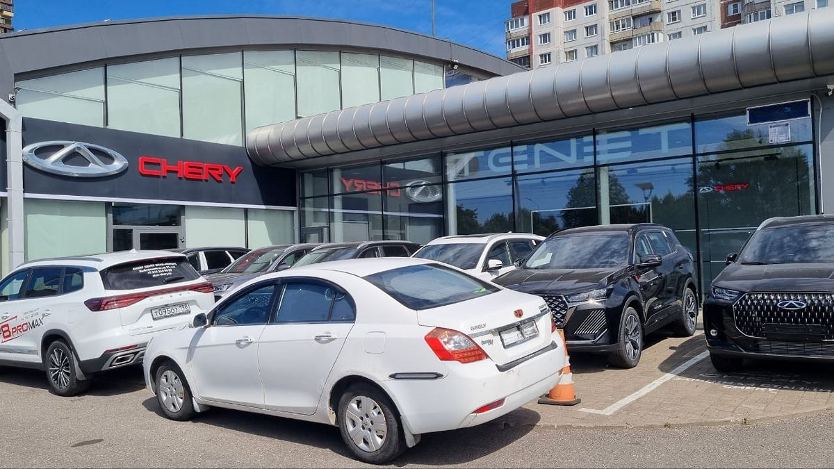Предложение автомобилей Tenet в Петербурге превысило у дилеров стоки Chery Объем предложения китайского бренда Tenet у дилеров в Петербурге превысил стоки марки Chery в среднем в 2 4 раза Об этом сообщает Telegram канал AutoRun SPb По данным автоэкспертов быстрее всего у дилеров Chery заканчиваются кроссоверы Tiggo 4 Основной объем предложения Chery сейчас приходится на модели Arrizo 8 Tiggo 9 Tiggo 8 Pro Max и Tiggo 7L В сентябре Chery показал худший результат за год по объему продаж в Петербурге 344 регистрации новых автомобилей Tenet в первый полноценный месяц продаж сразу вошел в топ 15 по количеству реализованных машин среди всех брендов продав 113 авто за сентябрь Фото Telegram канал AutoRun SPb kommersant spb