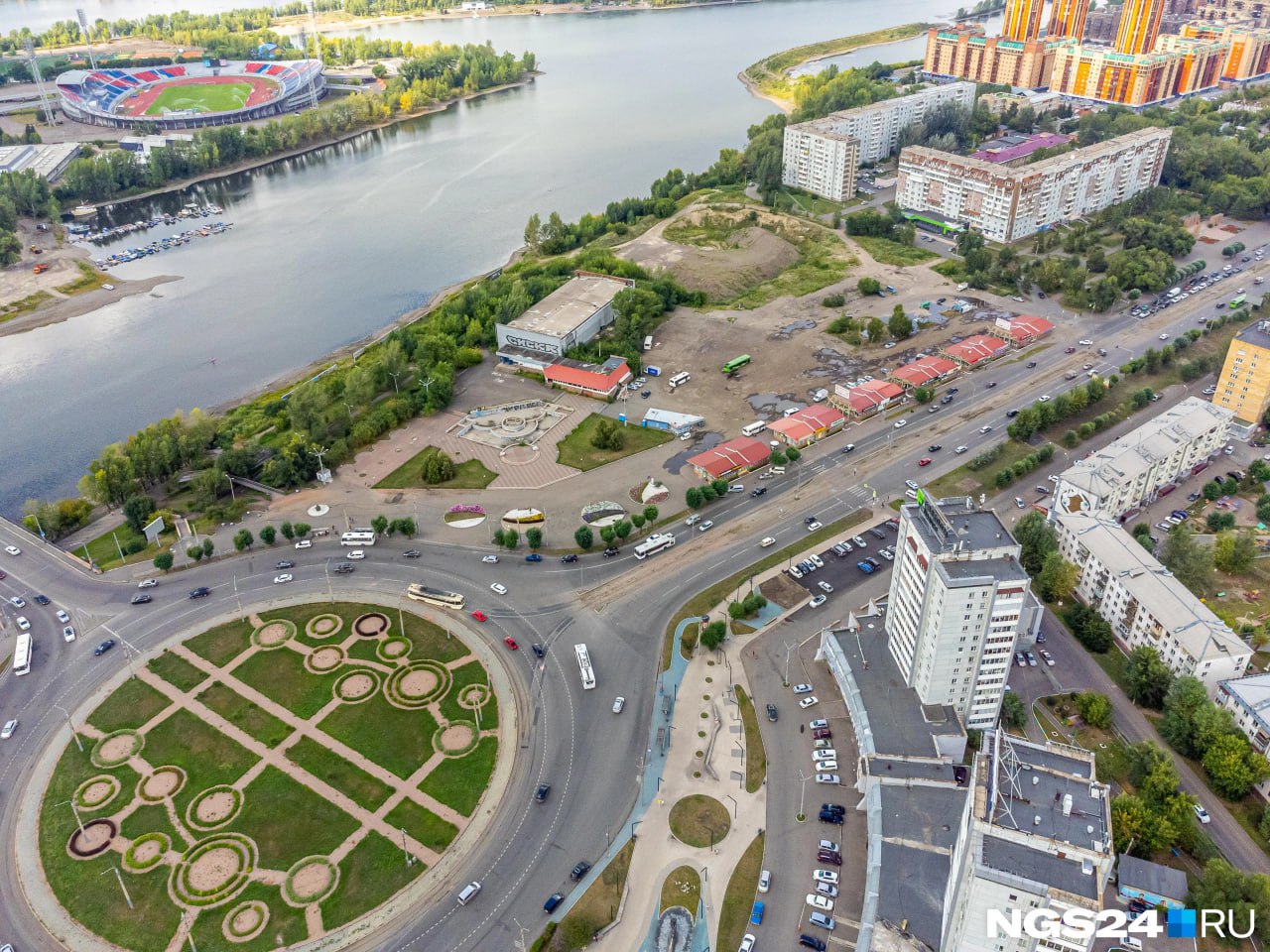 На Предмостной площади построят Дворец молодежи за 4,5 миллиарда рублей Проект постановления опубликовали на сайте краевого правительства. Судя по данным из документа, в рамках КРТ застроят почти 50 тысяч квадратных метров. 27 тысяч квадратов займет Дворец молодежи, он станет штабом молодежного «Движения Первых». Оператором КРТ выступит краевой Центр транспортной логистики. Срок реализации проекта — не более четырех лет. Закончить Дворец молодежи планируют к 2029 году. Напомним, еще при губернаторе Александре Уссе здесь собирались строить арт-пространство «Поздеев-центр» и новый корпус хореографического колледжа. Для этого заключили госконтракты на 1,75 миллиарда и 2,8 миллиарда рублей, которые затем расторгли через суд — прокуратура настаивала, что договоры заключили без проведения торгов.
