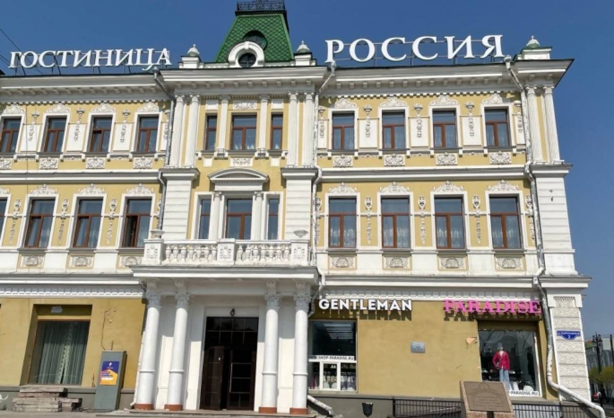 В центре Омска за 130 миллионов продают гостиницу Россия Она расположена в историческом здании дореволюционной постройки которое стоит на углу улиц Ленина и Партизанской Отель здесь открылся в 2022 году Новости Омска Подписаться