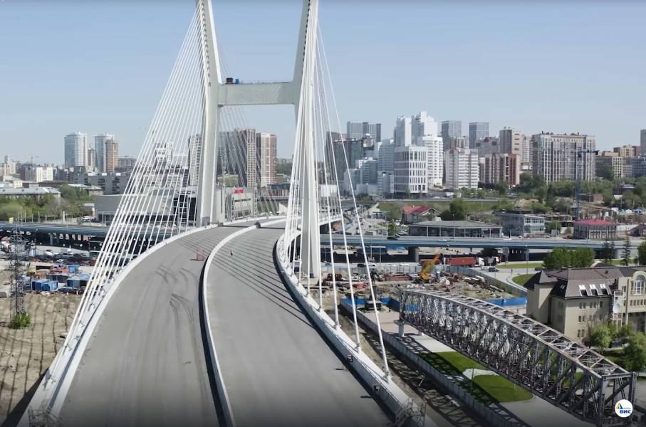 Почти три млрд рублей получит Новосибирск на четвертый мост Новосибирская область получит дополнительные средства на завершение строительства моста через Обь. Об этом сообщил первый заместитель спикера Госдумы, депутат от Новосибирской области Александр Жуков. По межбюджетным трансфертам Новосибирской области дополнительно направляется почти 3 млрд рублей. Из них 2,8 млрд рублей на завершение реализации строительства четвертого моста через Обь. Напомним, в середине мая пресс-служба ГК «ВИС» уточняла, что общая строительная готовность моста сегодня оценивается в 84,4%, при этом мостовой переход готов на 98%. Подробнее читайте по ссылке INFOPRO54 Иллюстрация – скрин из видео пресс-службы ГК «ВИС».