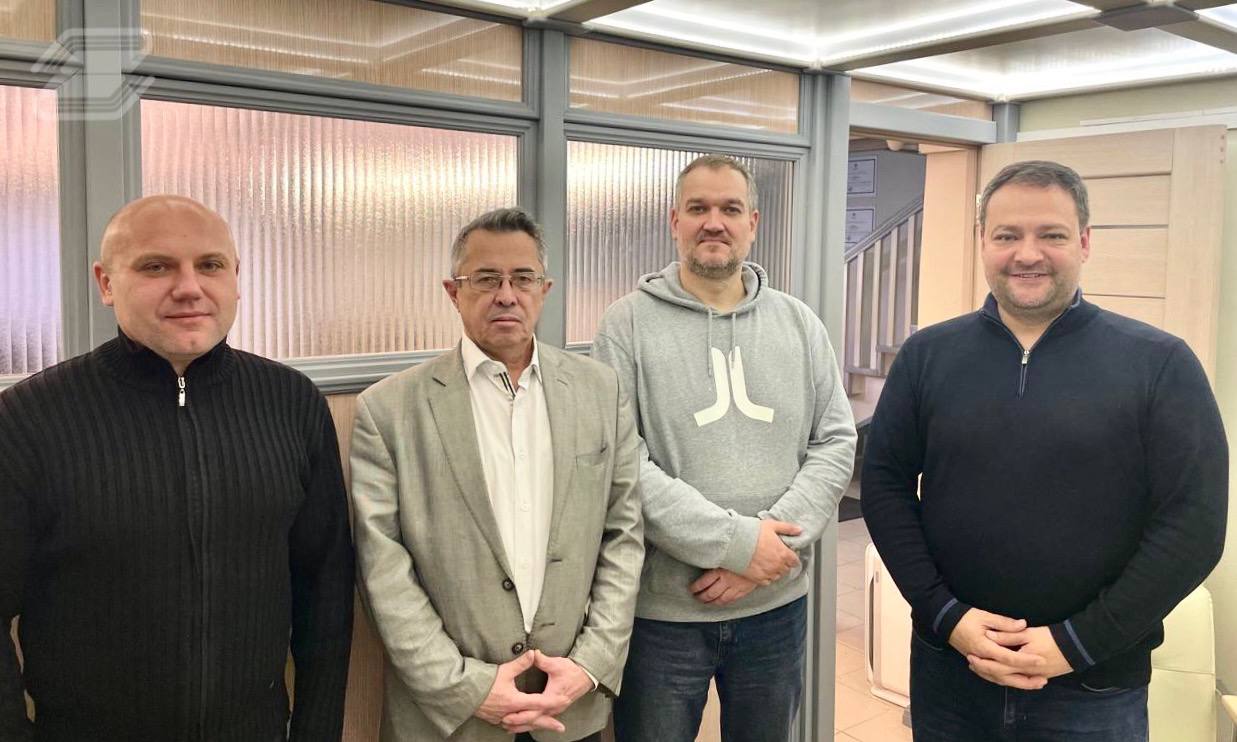 Логичная логистика учёные из ГУУ вместе с петербургскими коллегами создадут национальную транспортную платформу Главный научный сотрудник Управления координации научных исследований УКНИ ГУУ Алексей Терентьев и заведующий Лабораторией систем числового программного управления СЧПУ ГУУ Дмитрий Никитин встретились в Петербурге с руководством автономной некоммерческой организацией Цифровые транспортные системы АНО ЦИТРАС Ведущей темой диалога между представителями ГУУ и АНО ЦИТРАС стало совместное участие в проектах по конструированию Национальной транспортно логистической платформы Государственная логистика Данная концепция разработана по поручениям президента России Владимира Путина чтобы при участии российского бизнеса построить и интегрировать ГосЛог в международные маршруты поставок для развития транзитного потенциала нашей страны В рамках проекта планируется сконструировать цифровую структуру для отечественного транспортного комплекса организовать систему сквозного обмена электронными перевозочными документами в том числе между государствами а также создать национальную диджитальную логистическую систему в рамках цифровых дистрибуционных коридоров ЕАЭС и внедрить интеллектуальные пункты пропуска через госграницу РФ Кроме того на переговорах обсудили возможности научного сотрудничества обмена опытом в организации исследований совместного участия в конкурсах технологических проектов включая гранты Российского научного фонда РНФ С нетерпением ждем начала совместной плодотворной работы