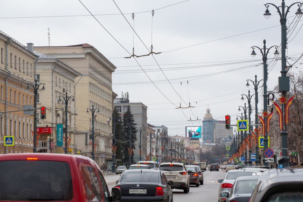 Почти 900 незаконно размещенных рекламных конструкций демонтировали в Воронеже в 2024 году     Борьба с незаконно размещенной рекламой проводилась следующим образом: управление совместно с районными управами разработало план-график с конкретными адресами. Затем управы выявляли входные группы и информационные конструкции, несоответствующие паспортам фасадов зданий. После этого собственников или арендаторов нежилых помещений уведомляли о выявленных несоответствиях.  ↗  Прислать новость   Подписаться