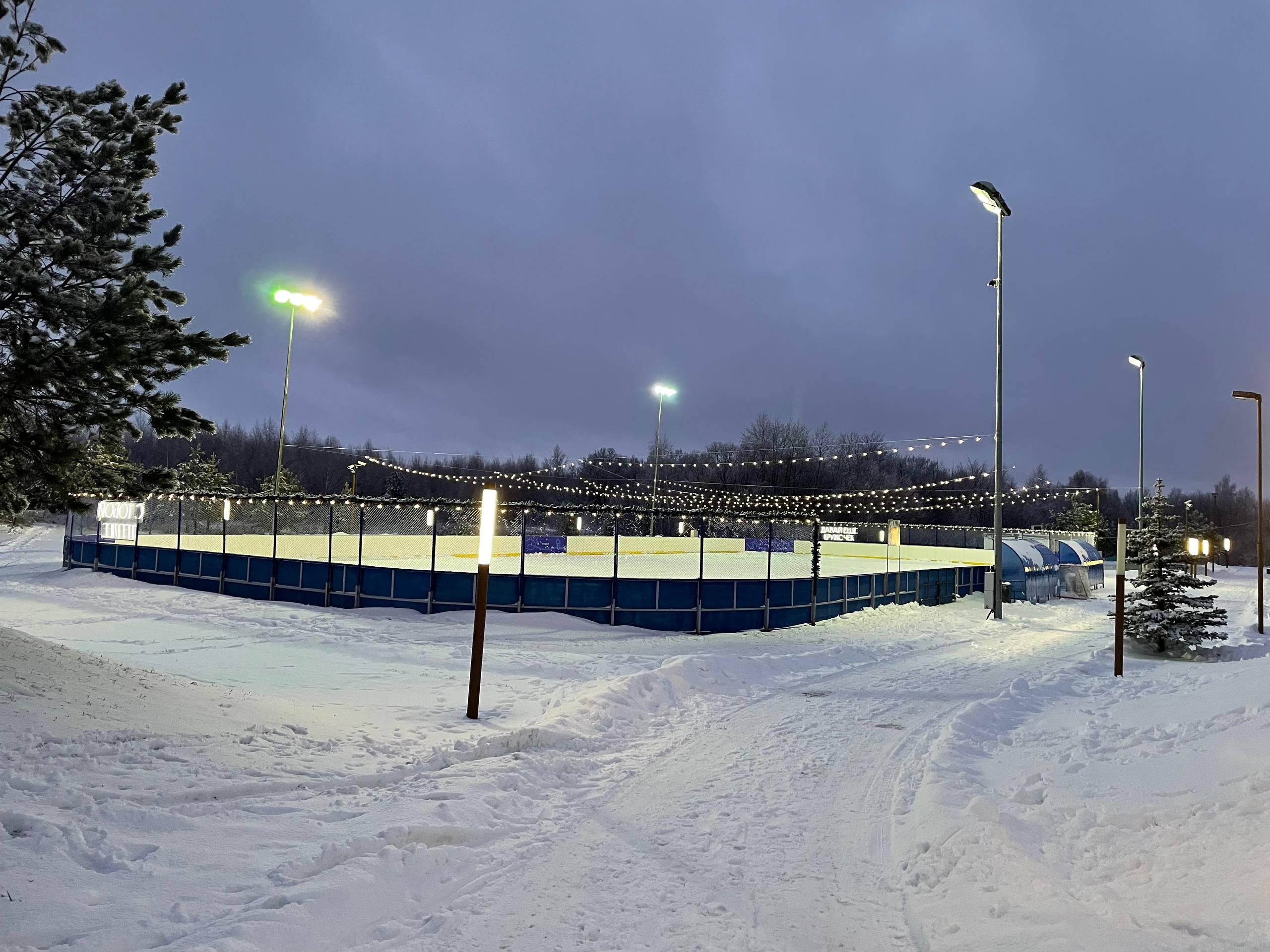 Городской каток готовится к открытию Мы уже залили половину необходимой толщины льда установили вывески гирлянды и украшения Но пока не стоит выходить на лед Для дальнейшей заливки нужна постоянная минусовая температура и отсутствие мокрого снега Судя по прогнозу это займет еще несколько дней Об открытии катка расскажем в нашем канале