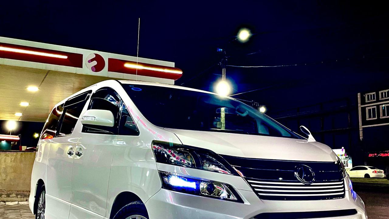 Зная о том что незаконно ввезенный им автомобиль невозможно поставить на учет житель Владивостока разместил объявление о его продаже и сбагрил авто покупателю из Симферополя Теперь уголовное дело о мошенничестве на 2 3 млн рублей направлено в суд Мужчина обвиняется по ч 4 ст 159 УК РФ мошенничество в особо крупном размере По версии следствия в апреле 2024 года он располагая информацией о неправомерном ввозе автомобиля Toyota Vellfire и его невозможности зарегистрировать сознательно выставил его на продажу на популярной интернет площадке Ничего не подозревавший покупатель приобрел машину за 2 3 млн рублей и отправился на ней в Симферополь Однако в местном подразделении ГИБДД ему отказали в регистрации транспортного средства В результате потерпевшим был заявлен гражданский иск о возмещении ущерба Уголовное дело готово к рассмотрению в Первомайском районном суде Владивостока Хотите поделиться новостью Написать в Приморье Онлайн