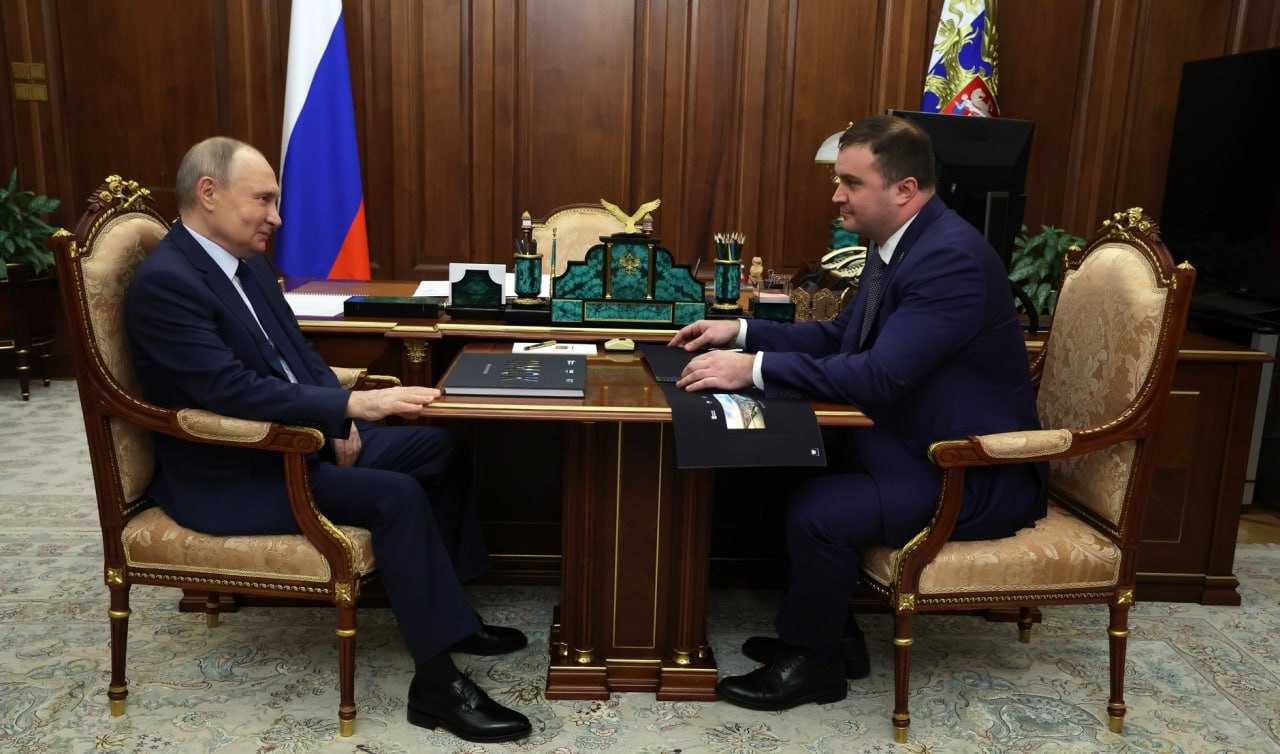 Омский губернатор Хоценко встретился с президентом Путиным  Президент Владимир Путин встретился с губернатором Омской области Виталием Хоценко. Они обсудили социально-экономическое развитие региона, проблему аварийного жилья, уровень зарплат и др.  - Конечно, ознакомился со всем регионом. Регион большой, красивый, более 140 тысяч квадратных километров, более 1,8 миллиона человек проживает. Много проблем застарелых, которые сложно, но нужно, и мы их решаем. Это и дороги, и большая протяженность грунтовых дорог. Мы вторые после Якутии по грунтовым дорогам до сих пор, уже в XXI веке. И ветхое и аварийное жилье, - отметил Хоценко.  Глава региона также рассказал, что у него и у его команды есть два постулата в работе: не давать обещания, которые точно не сможешь выполнить и потихонечку решать сложности.