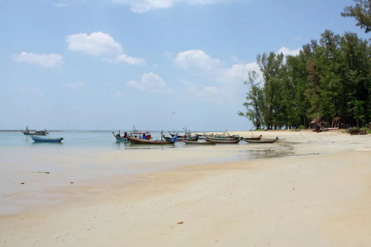 Средняя стоимость тура на новогодние каникулы за границу в этом сезоне составляет 150 200 тыс рублей на человека сообщили в АТОР Речь идет о туре на 8 10 дней с размещением в четырехзвездочном отеле Если проживание будет в пятизвездном отеле то стоимость соответственно выше в среднем 250 тыс Подписаться на РИА Новости экономика Все наши каналы