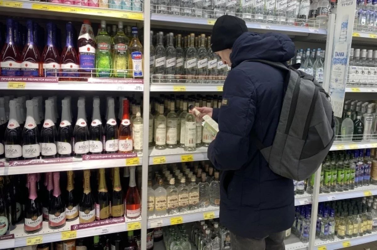 Продавец супермаркета «Магнит» предстала перед судом за продажу подростку пивного напитка, сообщает Кочёвский районный суд. Как рассказывает инстанция, инцидент произошёл в одном из магазинов сети в Кочёвском округе. Одна из работниц супермаркета продала несовершеннолетнему ребёнку пивной напиток с содержанием спирта 6,5% и объёмом 0,4 литра. Женщина не спросила документ у покупателя, и в отношении неё был составлен протокол по статье КоАП РФ «Розничная продажа несовершеннолетнему алкогольной продукции, если это действие не содержит уголовно наказуемого деяния». Дело об административном правонарушении рассматривалось в мировом суде участка № 1. Продавца признали виновной и назначили ей административный штраф. В инстанции также напомнили, что на территории округа действует Общественный контроль, который периодически проверяет магазины на предмет продажи алкоголя и энергетиков несовершеннолетним. Источник ЧП Пермь Прислать новость