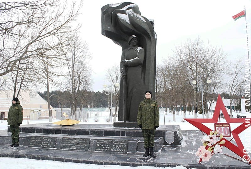 На Гомельщине школьники заступили на вахту памяти «80 дней до Победы»   В областном центре почетная вахта памяти проходит у мемориала «Вечный огонь».  Каждый день с 12:00 до 14:00 ребята будут сменять друг друга, отдавая дань уважения героям Великой Отечественной войны. Вахта длится от 10 до 15 минут – даже непогода не помешает юным патриотам сохранить традицию и помнить о Подвиге предков.    Память жива, пока ее хранят новые поколения!    ПОДПИСАТЬСЯ   ПРИСЛАТЬ НОВОСТЬ