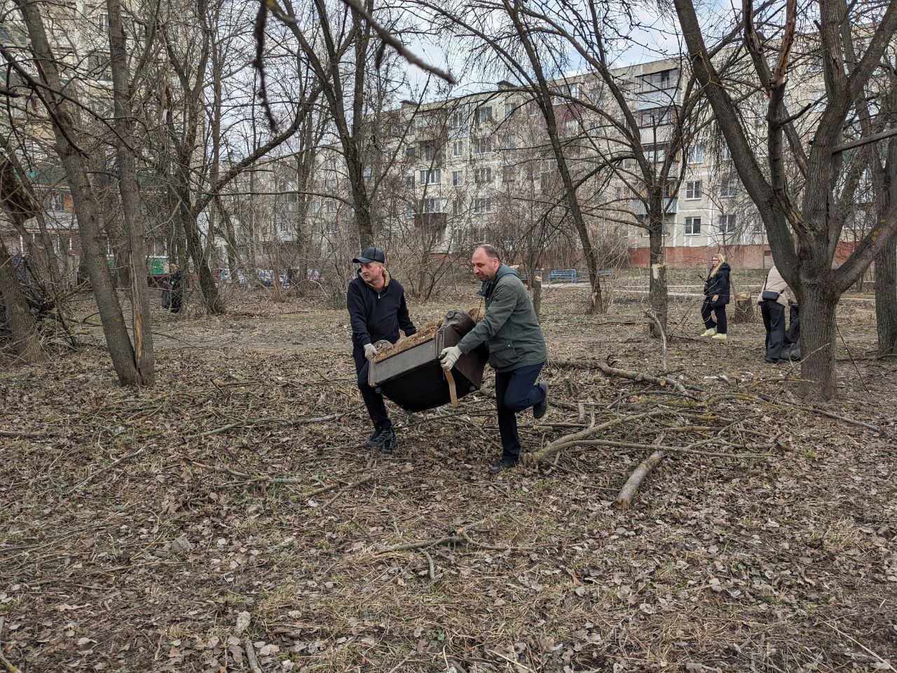 В Курске на улице Заводской навели порядок   Улицу Заводскую также убирали сотрудники комитета молодежной политики, физической культуры и спорта, комитета внутренней политики, комитета документационного, ресурсного обеспечения и систем управления, а также отдела по делам несовершеннолетних и профилактике нарушений.  Всего на участке трудились более 40 человек. Они убирали территорию вдоль жилых домов — от пересечения с улицей Дейнеки до пересечения с улицей Ольшанского.