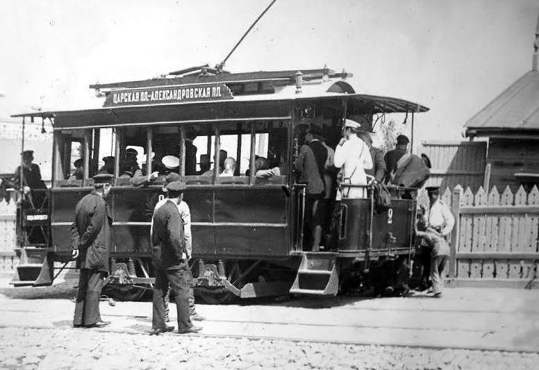 День в истории России 29 сентября 1907 года в Петербурге торжественно открыто регулярное трамвайное движение Вагон представлял собой полуоткрытую площадку Трамвайное движение начиналось в 7 30 и заканчивалось в 23 00 Сотрудники трамвая вагоновожатый и кондуктор имели тяжелые условия работы Водителю приходилось всю смену стоять на ногах к тому времени еще не было разработано водительское кресло а кондуктор находился либо на задней площадке либо на подножке вагона Была введена должность болтило работа заключалась в том чтобы разъединять и соединять болты которыми крепились рельсы на разводных пролетах мостов Популярной была работа метельщика они занимались тем что метлами и скребками очищали рельсы Одной из самых традиционных транспортных специальностей была профессия стрелочника В любую погоду эти смелые люди сидели на раскладных стульчиках на перекрестках переводя трамвайные стрелки