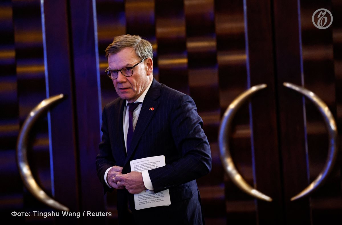 Взгляды главы МИД Германии на Китай при этом оказались даже жестче чем в целом у немецкого правительства Первый визит главы МИД ФРГ Йоханна Вадефуля в Китай 8 9 декабря на фоне напряженности в двусторонних отношениях разрядки не принес Министру пока не удалось договориться о выдаче лицензий на экспорт редкоземельных металлов в Германию от которого критически зависим ряд отраслей немецкой экономики Предсказуемо не получилось у него и склонить Пекин в сторону европейской позиции по Украине на фоне мирной инициативы президента США Дональда Трампа Подписывайтесь на Ъ Оставляйте бусты