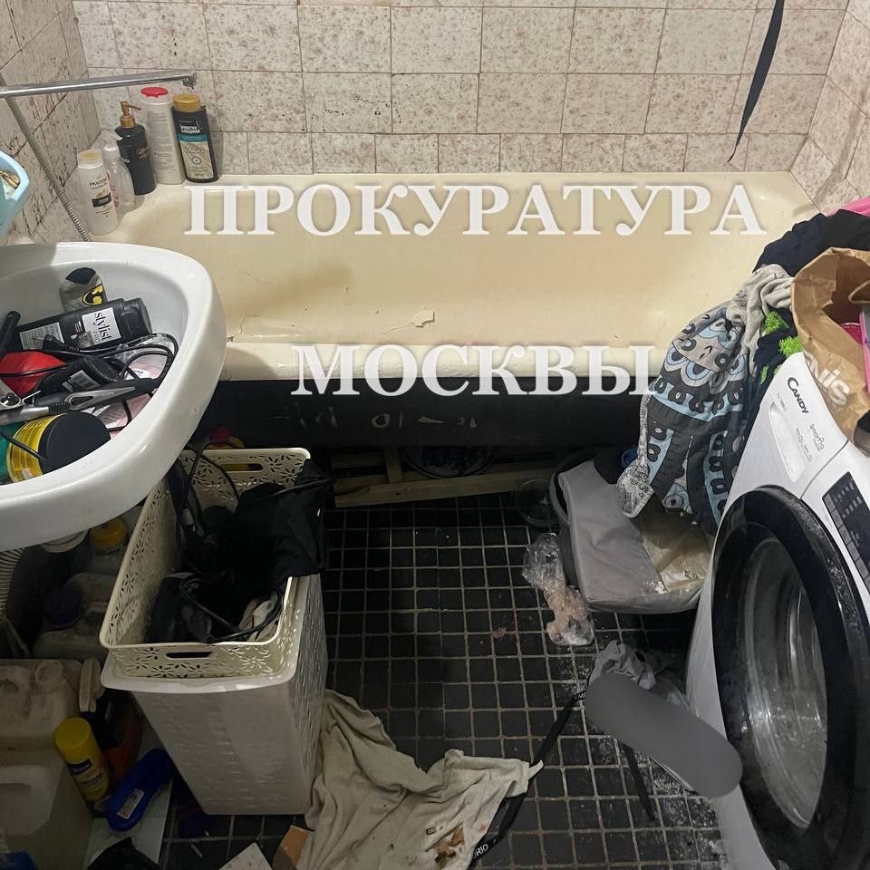 В ужасном инциденте на Братеевской улице мать убила своего пятилетнего сына Женщина сначала наполнила ванну затем привела туда мальчика и использовала верёвку чтобы задушить его После того как ребёнок перестал подавать признаки жизни она утопила его в воде