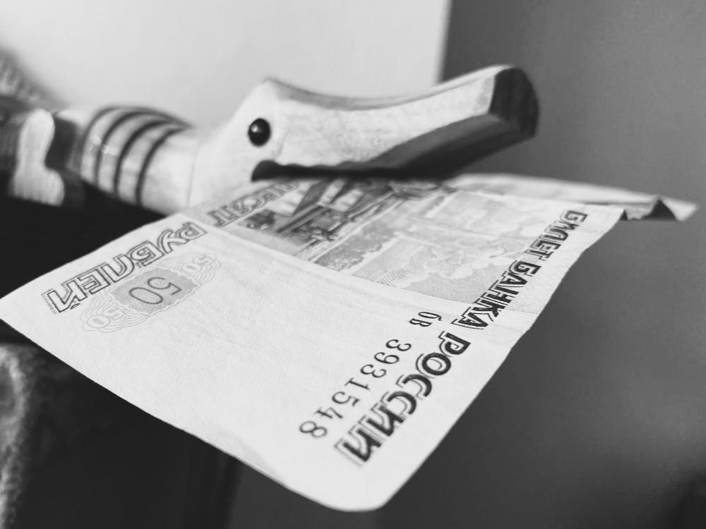 В Северодвинске два юнца устроились в пункт выдачи заказов ради наживы Следственными органами СК РФ по Архангельской области и НАО завершено расследование уголовного дела по обвинению двух 17 летних жителей Северодвинска в совершении преступления предусмотренного ч 3 ст 159 УК РФ Мошенничество совершенное группой лиц по предварительному сговору в крупном размере Следствие установило что с сентября 2024 года по март 2025 года несовершеннолетние устроились на работу в пункт выдачи заказов и создали несколько аккаунтов в официальном приложении маркетплейса С них они оформили заказы на доставку 63 единиц товара на общую сумму более 450 тысяч рублей Когда пришла доставка юные северодвинцы скрылись в примерочной где отсутствуют видеокамеры заменили новые товары на более дешевые и схожие внешне а после оформили возврат На допросах обвиняемые признали свою вину