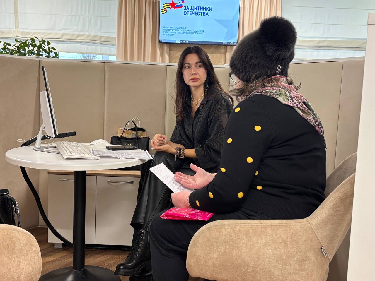На территории липецкого филиала Государственного фонда Защитники Отечества консультирует Липецкая областная нотариальная палата В целях оказания бесплатной юридической помощи в филиале фонда по Липецкой области представители нотариальной палаты области регулярно проводят консультации для ветеранов СВО и членов их семей Основные вопросы касаются совершения нотариальных действий в том числе удостоверения доверенностей процедуры и сроков оформления наследственных прав разъяснения положений законодательства и других правовых вопросов Для записи необходимо обратиться к своему социальному координатору или по тел 8 4742 55 68 88