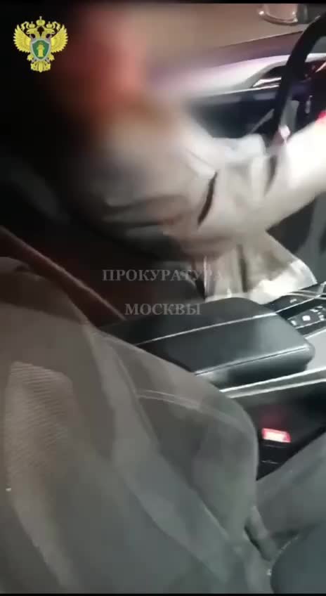 Москвичка угнала BMW знакомого и попала в аварию на заправке