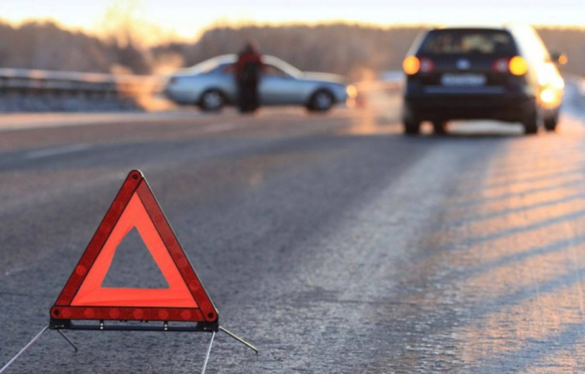 Госавтоинспекцией Амурской области совместно с ФКУ ДСД Дальний Восток и ГКУ Амурупрадор проведен анализ аварийности автомобильных дорог федерального и регионального значения за 2025 год в результате которого выявлены шесть мест концентрации дорожно транспортных происшествий  Федеральные автодороги 1 Лена на 170 км Тындинский округ зарегистрировано 3 столкновения в которых 1 человек погиб и 2 получили травмы 2 Подъезд к г Благовещенск на 10 км Белогорский округ 3 столкновения 8 человек травмированы 3 Подъезд к г Благовещенск на 115 км Благовещенский округ 4 столкновения 1 человек погиб 5 получили травмы  Региональные автодороги 1 Обход г Свободный на 2 км Свободненский район произошло 3 столкновения в которых 3человека получили травмы 2 Подъезд к г Свободный от автомобильной дороги Амур на 20 км Свободненский район 3 столкновения 1 человек погиб и 56 травмированы 3 Благовещенск Бибиково на 3 км Благовещенский округ 3 столкновения и 1 наезд на пешехода в которых 1 человек погиб и 6 ранено По итогам обследования указанных участков Госавтоинспекцией во взаимодействии с владельцами дорог разработан комплекс мероприятий направленный на ликвидацию мест концентрации автодорожных происшествий и улучшение организации дорожного движения Подписывайтесь на канал Госавтоинспекции Амурской области