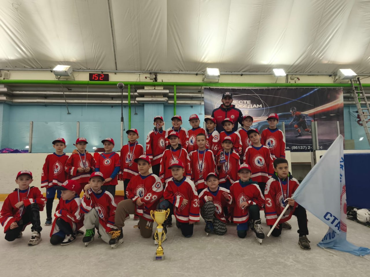 Бронза на кубанском льду В Армавире состоялся Кубок единства среди хоккеистов 2017 2018 годов рождения В спор за награды соревнований на кубанском льду вступили восемь коллективов Юные воспитанники Ставропольской школы зимних видов спорта Ильи Авербуха Наследие в первом поединке одолели тезок из Ессентуков 10 4 затем уступили соперникам из владикавказской Алании 4 10 и невинномысским Хаскам 6 8 а в заключительном противостоянии снова сошлись с земляками из Ессентуков Победив со счетом 7 0 дружина под управлением тренера Виталия Гаспаряна поднялась на третью ступень пьедестала почета Кроме того Михаил Селюков был признан лучшим защитником турнира а Григорий Ильюшенко лучшим нападающим Результат команда показала достойный особенно учитывая что для некоторых ребят это был первый опыт участия в соревнованиях рассказал наставник Наследия 2017 Виталий Гаспарян Аналогичный бронзовый результат по итогам турнира посвященного Дню народного единства в Кореновске показали старшие товарищи из ставропольской команды Наследие 2014 под руководством тренера Джанбека Лукманова Лучшими игроками встреч в составе Наследия 2014 признаны Матвей Мацковский Родион Царев Богдан Тюков Владимир Савенко и Петр Ресть которому также вручили приз лучшего нападающего состязаний