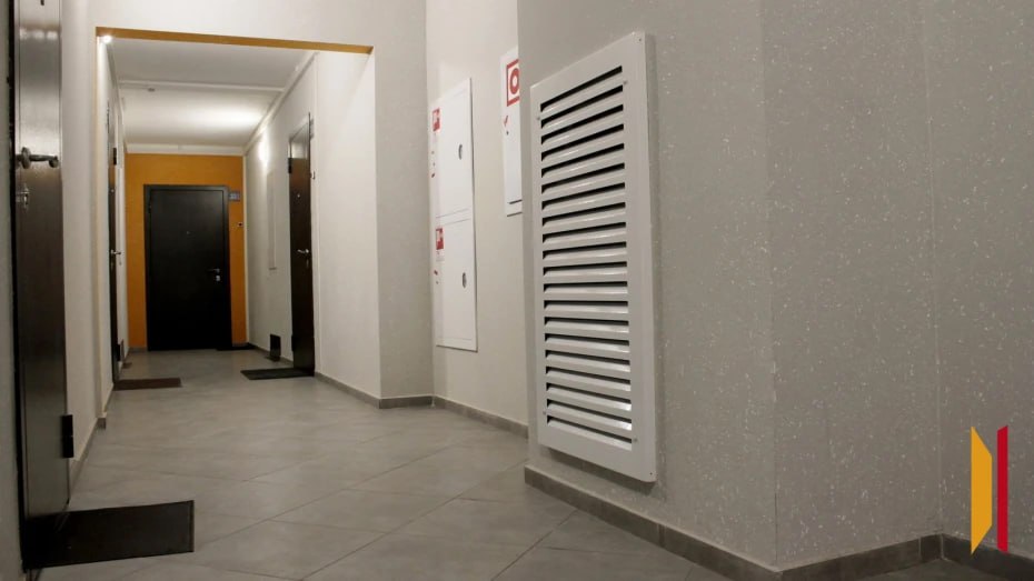 Эксклюзив РИА Воронеж избитый подростками в Шилово таксист рассказал свою версию событий Корреспондент РИА Воронеж встретился с пострадавшим 30 летним Максимом Мужчина рассказал что до мая 2025 года работал полицейским а в настоящий момент трудится начальником охраны в одном из воронежский ЧОП Максим рассказал что по специфике работы ему приходится ездить и проверять охранные посты в том числе в ночное время Это было в праздничные дни с 7 на 8 января примерно в четыре пять часов утра Я уже возвращался домой По дороге решил заехать в магазин Когда я вернулся ко мне подошли двое парней Они сказали что не могут вызвать такси и попросили довезти их за 1 5 тыс рублей одного в Тепличный второго в Шилово Когда мы приехали парень сообщил что денег у него нет они находятся в квартире Я решил пойти с ним подумал что он молодой один опасности нет рассказал потерпевший Подробнее о том что рассказал избитый подростками в Шилово мужчина читайте в нашем материале Мы всегда на связи в Мах