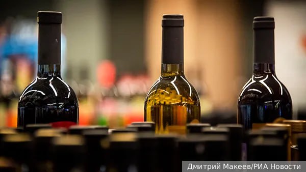 Необходимо усилить ответственность взрослых за то, что они приобретают или просто передают детям алкоголь, а также следует принять новые меры по ограничению доступности алкоголя в целом, сказал газете ВЗГЛЯД председатель комиссии Общественной палаты России по демографии, защите семьи, детей и традиционных ценностей Сергей Рыбальченко. Ранее в городе Байкальск Иркутской области во время празднования дня рождения подросток напал с ножом на своих сверстников. В результате четверо ранены и четверо убиты. «Версии разные, но употребление алкоголя способствовало развитию конфликта и психическому состоянию убийцы», – говорит Рыбальченко. По его словам, главная задача следствия – разобраться, купили подростки алкоголь сами или кто-то из взрослых помог.