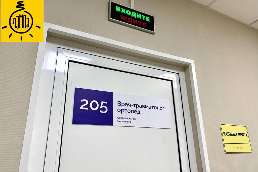Обновленный травмпункт в Нижнем Тагиле оснастят почти на 200 млн рублей В Нижнем Тагиле завершается капремонт травмпункта Городской больницы 1 Правительством Свердловской области при содействии регионального Минздрава для капитального ремонта здания было направлено более 131 миллиона рублей В январе этого года была запущена первая очередь травмпункта а сегодня мы готовимся к открытию комплекса целиком Поручил обеспечить травматологический пункт самым современным оборудованием Закуплена профильная техника персональные компьютеры и многофункциональные устройства специализированная мебель написал глава Свердловской области Денис Паслер в своих соцсетях На оснащение травмпункта оборудованием современной мебелью компьютерами из областного бюджета направлено свыше 161 миллиона рублей в том числе для оснащения отделения реабилитации выделено около 18 миллионов рублей Обновлён и утеплён фасад здания заменены окна водосточная система и кровля Заканчиваются внутренние отделочные работы на третьем этаже здесь будет функционировать отделение медицинской реабилитации