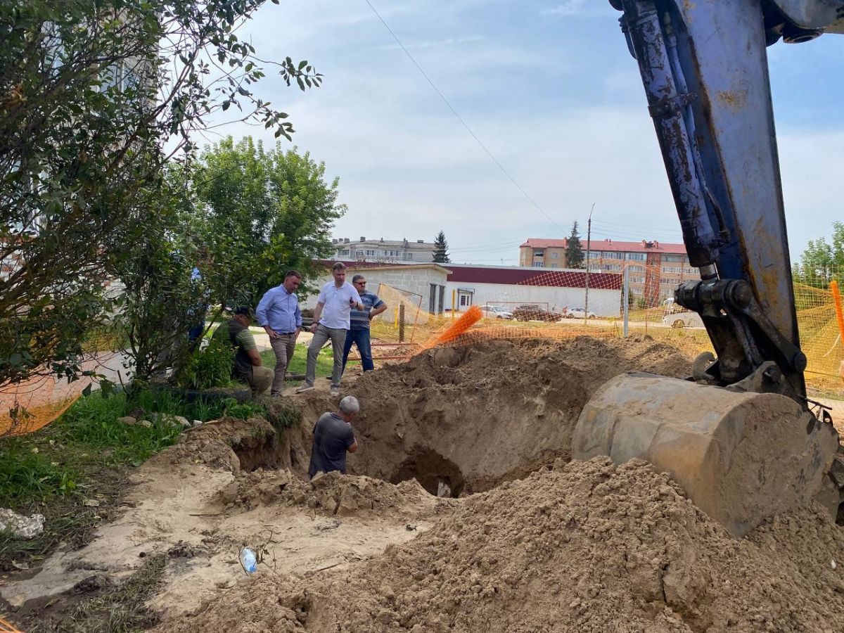 Вольгинский снова без воды. В этот раз без горячей В Вольгинском опять случился прорыв труб. Жители 10 домов уже два дня находятся без горячей воды. Местные власти обещают завершить производство работ в кратчайшие сроки, но в какие - не уточняется. Напомним, 5 месяцев назад в поселке произошла авария на магистральном трубопроводе холодного водоснабжения и люди остались без воды на 5 дней. ↗ Прислать новость Подписаться