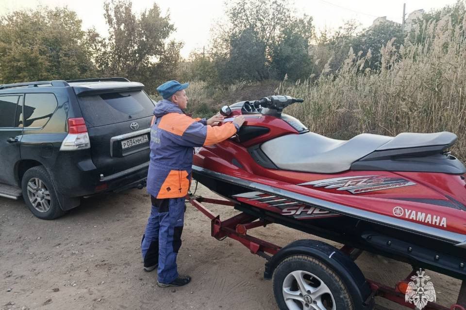 Лихача на гидроцикле поймали в Волгоградской области За жажду скорости пришлось поплатиться В Волгоградской области лихач на гидроцикле проигнорировал требования инспектора ГИМС остановиться для проверки документов и устроил погоню по Волге на скорости более 100 км ч Однако нарушитель не рассчитал с бензином и гидроцикл заглох посреди реки Оказалось что судно не зарегистрировано в реестре маломерных судов За это правонарушение водитель оштрафован а гидроцикл отправлен на штрафстоянку Управление судном незарегистрированным в установленном порядке или имеющим неисправности запрещенные к эксплуатации влечет штраф от 15 до 20 тысяч рублей Это предусмотрено статьей 11 8 часть 3 отметили в пресс службе ГУ МЧС России по региону