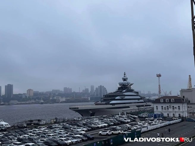 Владелец суперяхты Nord, которая недавно вернулась во Владивосток, Алексей Мордашов заработал в 2024 году 201,8 миллиарда рублей. Почти 200 из них приходятся на дивидендные выплаты «Северстали». По версии Forbes, это самый высокий результат в России.  Алексей Мордашов в свежем рейтинге российских миллиардеров занял второе место. Его состояние оценивается в 28,6 миллиарда долларов. Мордашов уступил Вагиту Алекперову: его доходы составили 100 миллионов долларов. В списке по дивидендам владельцу суперяхты Nord удалось обойти совладельца «Лукойла».  Яхта Nord — одно из крупнейших частных судов в мире, ее длина составляет 142 метра. Она оснащена вертолетной площадкой, бассейном, спа-зоной и спортивными залами.    Подписаться