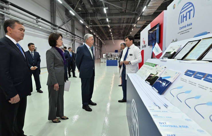 Токаев посетил несколько объектов в Астане 1. Stadler Kazakhstan Президенту показали первый пассажирский вагон, произведенный на этом заводе. 2. Завод по производству респираторов и противогазов Проект стоимостью 10 миллионов долларов реализовали за счет собственных инвестиций компании. 3. Выставку столичных предприятий, выпускающих изделия медицинского назначения Фонд Heart Center Foundation показал строительство завода по выпуску инновационного аппарата ALEM. 4. Завод специализированной и коммерческой техники марки KIA С момента запуска предприятия в 2022 году выпущено более 700 автомобилей. Общий объем инвестиций в производственные мощности превысил 11 миллиардов тенге. 5. Завод по производству сэндвич-панелей KazPan Предприятие оснащено высокотехнологичной автоматизированной линией Kindus южнокорейского производства и способно выпускать до 1,8 миллиона квадратных метров продукции в год.
