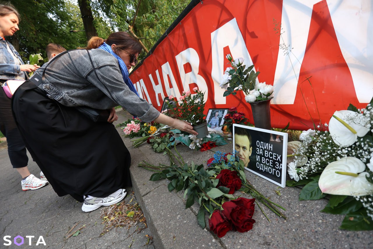 Акции в честь Алексея Навального прошли сегодня в городах России и зарубежья Возложения цветов, открыток и писем прошли в Москве, Санкт-Петербурге, Челябинске, Петрозаводске, Барнауле, Новосибирске и других городах. Памятные мероприятия также провели, среди прочего, в Париже, Тбилиси, Лос-Анджелесе, Вильнюсе, Бонне, Кельне и Дюссельдорфе. Не обошлось без преследований. В Саратове пресс-секретаря регионального отделения «Яблока» Сергея Гендина, проходившего рядом с мемориалом, задержали на 48 часов. В Новосибирске сначала задержали, а позже отпустили восемь человек, которые пришли почтить память Навального к памятнику жертвам политических репрессий. В Санкт-Петербурге и Москве были задержаны журналистка RusNews Элина Козич и корреспондентка SOTAvision. Обе были освобождены без протоколов. Сегодня Алексею Навальному могло бы исполниться 49 лет. Фото: RusNews, SOTA, SOTAvision Подписаться на «Новую-Европа»