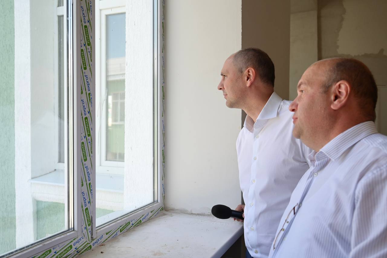 Денис Паслер оценил работу промпредприятий, модернизацию соцобъектов и благоустройство общественных территорий Полевского В крупном промышленном центре региона расположен один из самых современных сталеплавильных и трубопрокатных комплексов России. Стальная заготовка, бесшовные горячекатаные, а также круглые и профильные электросварные стальные трубы, которые выпускает Северский трубный завод, используются в энергетике, при строительстве трубопроводов различного назначения, в машиностроении, коммунальном хозяйстве. «Оценил работу трубопрокатного цеха №1, производственная мощность которого составляет до 500 тысяч тонн труб в год. Северский трубный завод — отличный пример социально ответственного производства. На его балансе находятся культурные и спортивные учреждения города, а для пяти тысяч сотрудников и жителей Полевского работает собственный современный лечебно-оздоровительный центр. На площадке предприятия действует филиал корпоративного университета Трубной металлургической компании», – написал Денис Паслер в своих соцсетях. Врио губернатора также посетил уникальный музейный комплекс «Северская домна» — объект культурного наследия федерального значения. В Ночь музеев объект посетили более трёх тысяч человек. Денис Паслер поставил задачу внедрить интерактивные решения в экспозицию завода-музея. Также он поручил закончить к 1 сентября ремонт в Центре культуры и народного творчества и максимально ускорить работы в школе-лицее №4. «Окончания капитального ремонта в школе-лицей №4 по улице Степана Разина ждут 550 юных жителей Полевского. Тем не менее фиксируется серьёзное отставание от графика. Поставил задачу — максимально ускорить работы, конечно, без рисков для качества, например, увеличить число специалистов», – сказал Денис Паслер. Также в городе ведётся благоустройство «Самого южного парка» в рамках проекта «Формирование комфортной городской среды». Осенью следующего года у горожан появится современная площадка для мероприятий, скейт-парк, спортивные и детские игровые зоны.