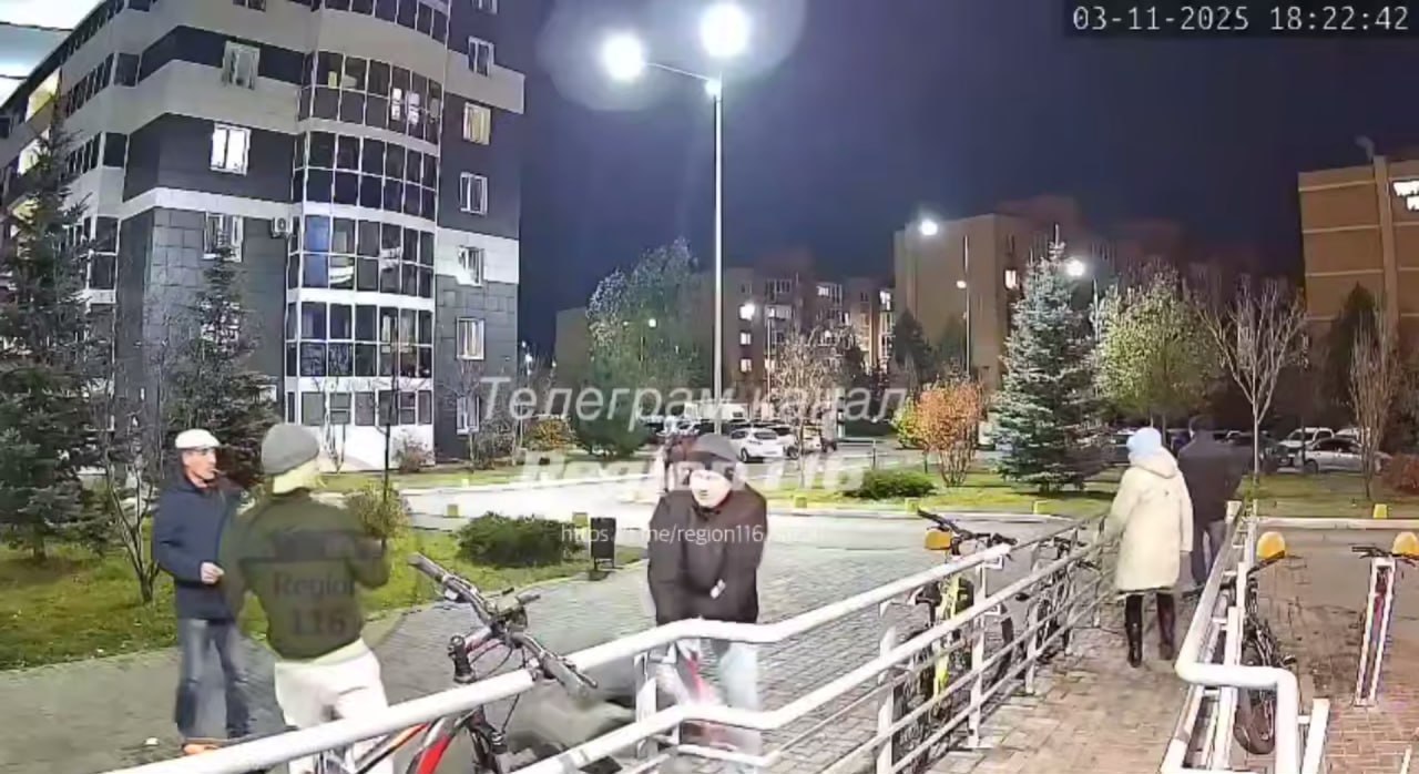 Двое мужчин с молотком напали на компанию во дворе ЖК Южный парк в пригороде Казани Как сообщает канал Region 116 они планировали отомстить тем кто избил одного из мужчин Несмотря на то что компания заверяла что не причастна к этому инциденту на них набросились один из приятелей был серьезно избит В МВД по Татарстану сообщили что зачинщики конфликта были доставлены в отдел полиции проводится проверка Фото Region 116 inkazanischa теперь и в МАХ