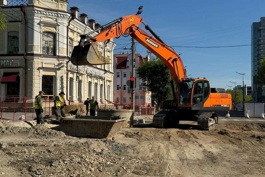 Глава областного центра в понедельник, 26 мая, посетил два перекопа, развернувшихся в центре города: Горького – Калинина и 50 лет Октября – Амурская. Сделал это мэр после слов о неудобстве от жителей города. Олег Имамеев объяснил, что такие работы очень важны и без них улучшить комфорт городской среды невозможно. «Поскольку слышу мнения горожан об очередных перекопах, усложняющих жизнь, еще раз вынужден сказать о важности этих работ. Причем дело не только в ремонте непосредственно дорожного полотна. В ходе работ в рамках национального проекта «Инфраструктура для жизни» сразу меняем все коммунальные сети. Посмотрите сами на фото в галерее. В каком состоянии те же демонтированные трубы с улицы 50 лет Октября. Проложенные в еще советские времена, одним своим видом отвечают на вопрос о частых порывах и необходимости замены», – написал он. Мэр Благовещенска заявил, что в текущем году сезон ремонта дорог начали как никогда рано. Он добавил, что несмотря на то, что лето еще не наступило, уже есть сданные отремонтированные участки. При этом он нашел недочеты в проведении работ. «Есть замечания к подрядчикам и ответственным лицам администрации. И хотя идем в графике, темпом работ не доволен. Проблема в синхронизации процессов. На одном участке может быть задействовано сразу несколько организаций. Здесь и сети разных ресурсоснабжающих организации, и кабели многочисленных операторов. Пока одна организация не закончит свой объем, зачастую другая не может приступить к работам. Здесь есть сбои. Кроме того, на Горького – Калинина, подрядчик не может урегулировать вопрос с АКС по срокам отключения воды для монтажа сетей. Поэтому возникают паузы в работе, которых быть не должно. Дал поручение своему заместителю Александру Воронову лично проработать плановость всех работ на каждом участке. Пока стоит сухая солнечная погода, работы должны идти непрерывно. Разумеется, с соблюдением режима тишины, но как минимум, до темноты», – отчитался Олег Гатауллович.