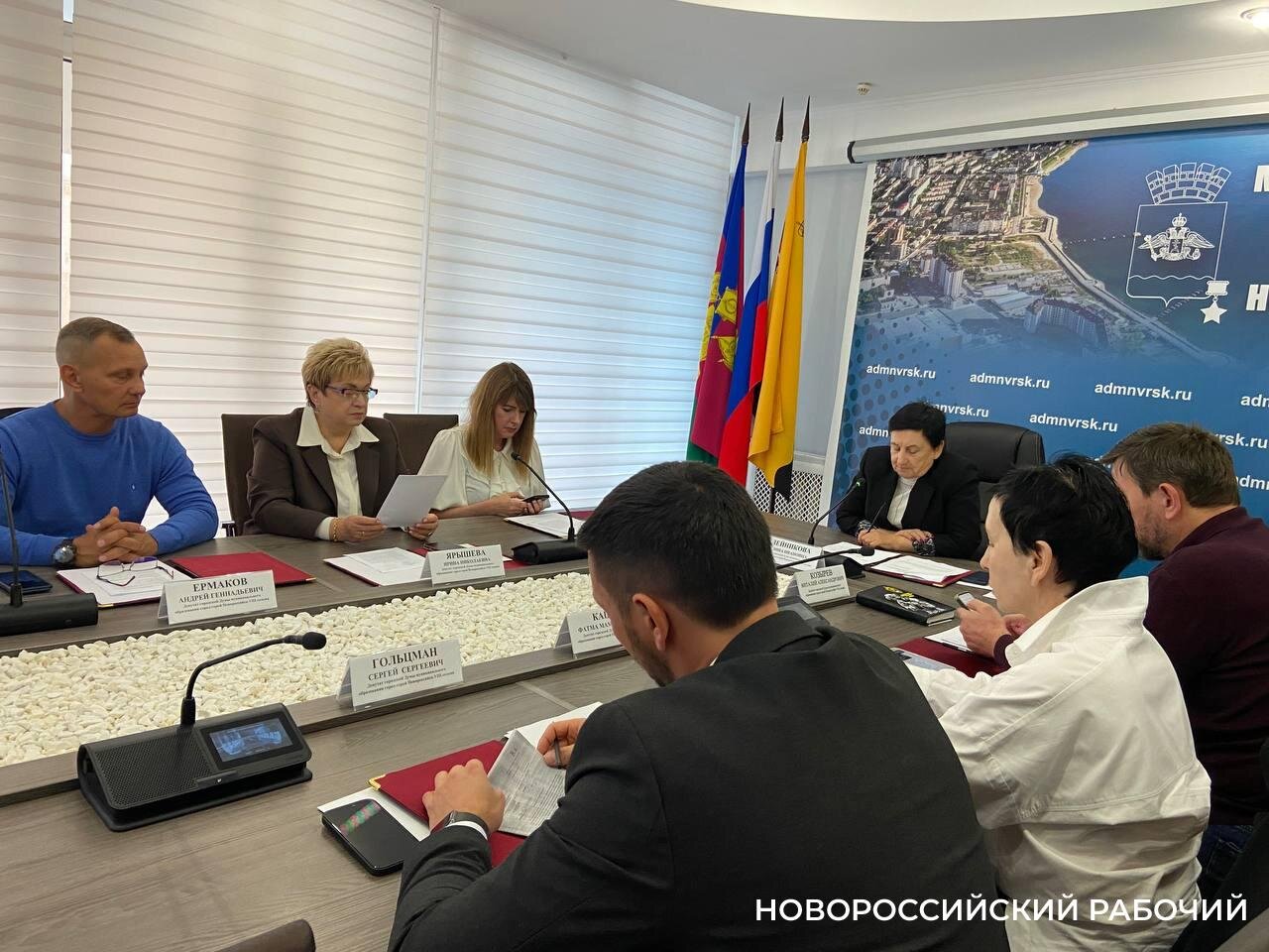 В Новороссийске шестерых учителей оштрафовали на 20 тысяч рублей за то что они не пресекли использование шпаргалок на ЕГЭ Нарушения выявили при просмотре записей с камер наблюдения после экзаменов Всего ЕГЭ сдавали 1444 человека 19 выпускников и 1 студент получили высший балл по разным предметам а одна выпускница гимназии 1 набрала 200 баллов за два экзамена В этом году вручили 111 золотых и 97 серебряных медалей По сравнению с прошлым годом вырос средний балл по физике химии информатике биологии и английскому языку а по русскому языку и профильной математике результаты немного снизились novorab official