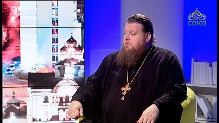 Священник из Екатеринбурга предложил закрывать гипермаркеты для улучшения демографии. Старший священник Храма на Крови протоиерей Максим Миняйло призвал закрывать гипермаркеты и торговые центры по воскресеньям. Он считает, что так можно улучшить демографию, так как, по его словам, люди после рабочей недели тратят силы на походы по магазинам, вместо того, чтобы проводить время со своей семьёй. В качестве положительного примера он уточнил, что в ряде стран Европы магазины в выходные не работают, и это не мешает стабильности экономики. «Если у вас есть в окружении молодая семья — помогите. Посидите с ребёнком, дайте маме сходить в храм или в кино. Так раньше и жили: тёти, соседи, все помогали. Это и есть настоящая семейственность», — закончил протоиерей. Как вам заявление церковника? Подписаться Новости Екатеринбурга