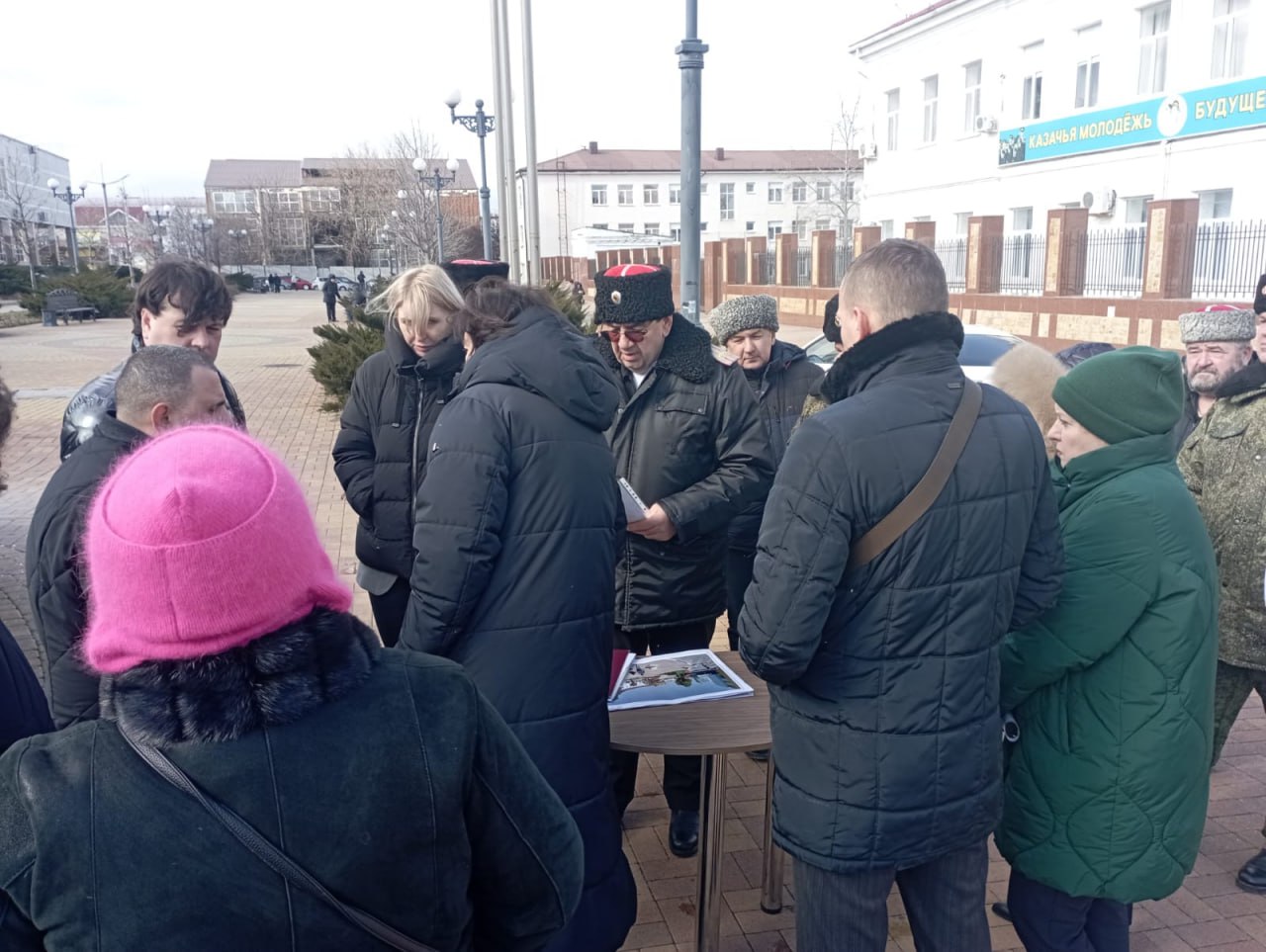 На улице Победы в городе-герое Новороссийске планируется обустроить сквер и установить памятный знак, посвященный связи казачьих поколений  20 февраля атаман Черноморского казачьего округа, заместитель председателя городской Думы Новороссийска Сергей Савотин провел первый организационный совет с представителями администрации города на месте будущего казачьего сквера.  В обсуждениях приняли участие заместитель главы города-героя по вопросам социальной сферы Наталья Майорова, заместитель главы по вопросам архитектуры и градостроительства Екатерина Степаненко, глава Центрального внутригородского района Евгений Титков, представители городского управления культуры, а также директор Новороссийского казачьего кадетского корпуса Юрий Постников, командир поискового отряда Черноморского округа Павел Ларичев, атаманы первичных казачьих обществ Новороссийского РКО.  Совещание проходило на месте будущего сквера, который решено обустроить на улице Победы перед Новороссийским казачьим кадетским корпусом. Главный вопрос – разработка проекта и определение места установки памятного знака, посвященного связи казачьих поколений. Предполагается, что скульптурная композиция будет состоять из трех фигур – старого казака, казака-участника специальной военной операции и молодого кадета, которые будут расположены на фоне барельефа знамени с изображением Святого благоверного князя Александра Невского.  «Образ Александра Невского выбран нами не случайно, - пояснил Сергей Савотин. - Во-первых, он покровитель кубанского казачества. А во-вторых, его имя вскоре будет присвоено нашему казачьему кадетскому корпусу. Так что это будет весьма символично».  Вопрос места установки памятного знака, как и вообще весь проект, решено вынести на рассмотрение ближайшего заседания городского художественного совета.  Пресс-служба Черноморского казачьего округа.