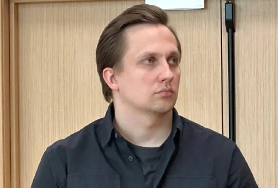 Суд в Москве приговорил Романа Вишняка бывшего делового партнера блогеров Артема и Валерии Чекалиных к 2 5 года лишения свободы по делу о выводе 250 млн руб в ОАЭ Ему также назначили штраф в 500 тыс руб Осужденный взят под стражу в зале суда сообщили в прокуратуре Москвы Свою вину Роман Вишняк признал в полном объеме Дело было выделено в отдельное производство так как фигурант заключил досудебное соглашение со следствием Обвинение запрашивало для него четыре года колонии Защита настаивала что Роман Вишняк активно содействовал расследованию в том числе дал показания на предполагаемых сообщников Суды общей юрисдикции города Москвы Подписывайтесь на Ъ Оставляйте бусты