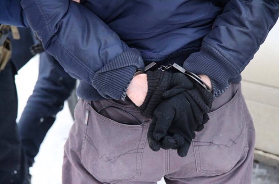 Магаданские полицейские установили наркосбытчика, работающего на запрещенный интернет-магазин Оперативники управления по контролю за оборотом наркотиков регионального УМВД совместно с сотрудниками наркоконтроля городского отдела полиции установили 38-летнего магаданца, подозреваемого в покушении на незаконный сбыт наркотиков. Известно, что в марте, работая на запрещенный интернет-магазин, фигурант получил по мессенджеру сведения о местонахождении тайника с наркотическим средством. Прибыв по указанным координатам на участок местности, он попытался извлечь запрещенное вещество, чтобы в дальнейшем сбыть его неопределенному кругу лиц. Довести преступление до конца злоумышленник не смог, поскольку был задержан полицейскими. Всего оперативники изъяли 15 свертков с наркотиком общей массой свыше семи граммов. Следователем СЧ СУ УМВД России по Магаданской области возбуждено уголовное дело по признакам преступления, предусмотренного ч. 3 ст. 30, п. «а, г» ч. 4 ст. 228.1 УК РФ покушение на незаконный сбыт наркотических средств организованной группой в крупном размере . В настоящее время фигурант находится под подпиской о невыезде.