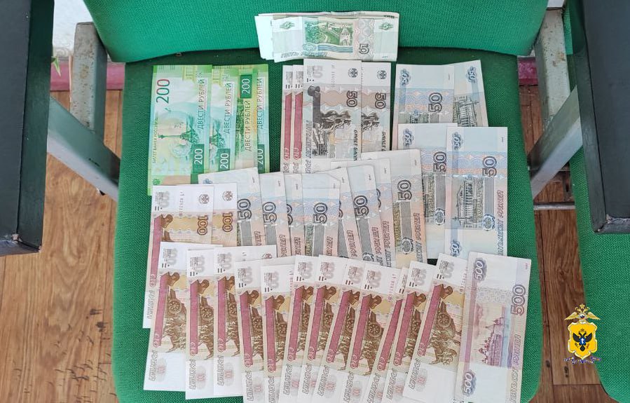 ‼ В Каланчакском округе полицейские задержали подозреваемого в краже денежных средств у 83-летнего местного жителя Подозреваемый во время разговора с мужчиной на улице заметил, как тот уронил кошелек. Ничего не сказав пенсионеру, фигурант дождался окончания разговора и забрал кошелек, в котором находились около семи тысяч рублей. "Мужчина сознался в содеянном. В отношении подозреваемого решается вопрос о возбуждении уголовного дела", — сообщили в ГУ МВД России по Херсонской области. ПОДПИСАТЬСЯ НА ТАВРИЮ